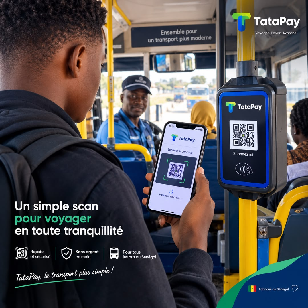 Un passager scanne le QR code TataPay dans un bus